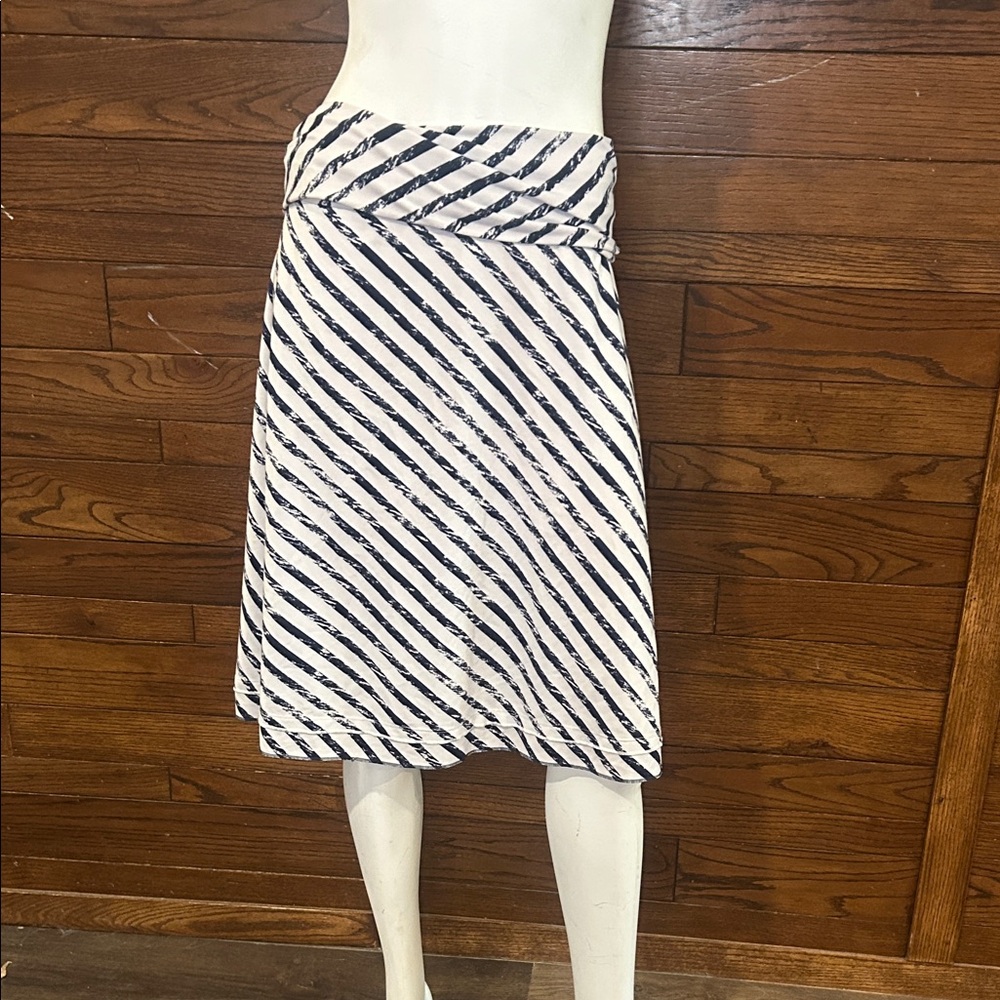 The North Face Navy and White Diagonal Midi Skirt. XL